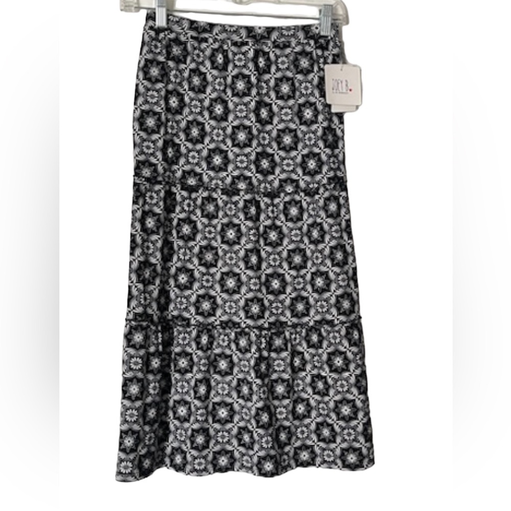 NWT JOEY B flowy skirt, size medium, elastic pull on waist, comfy, roomy